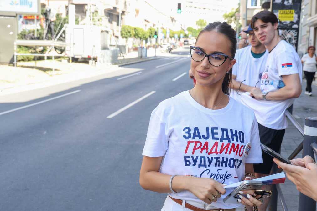 "DOŠLI SMO DA POKAŽEMO KAKO SE PONAŠA PRISTOJNA SRBIJA!" Studentkinja Anđelija-Hajdana Bakalović stigla na veliki skup i poslala moćnu poruku omladini! (FOTO)