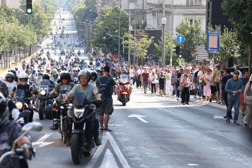 MOĆNE MAŠINE, SRPSKE TROBOJKE I SNAŽNE PORUKE PODRŠKE! Pogledajte više od 2.500 bajkera na skupu podrške "Srbija, jedna porodica": "Jedna je domovina!" (VIDEO)