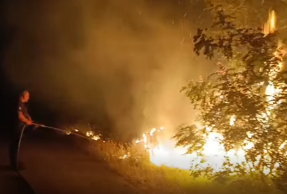 VATROGASCI BRANILI SELA KOD TREBINJA CELU NOĆ: "Potrebni su nam ljudi, a ne pozivi, molim građane da se uključe u odbranu svoje dedovine i očevine" (VIDEO)