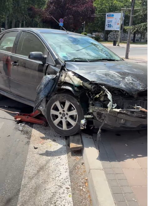 JEZIVA NESREĆA U NIŠU Automobili se sudarili na raskrsnici, tri osobe hitno prevezene u bolnicu