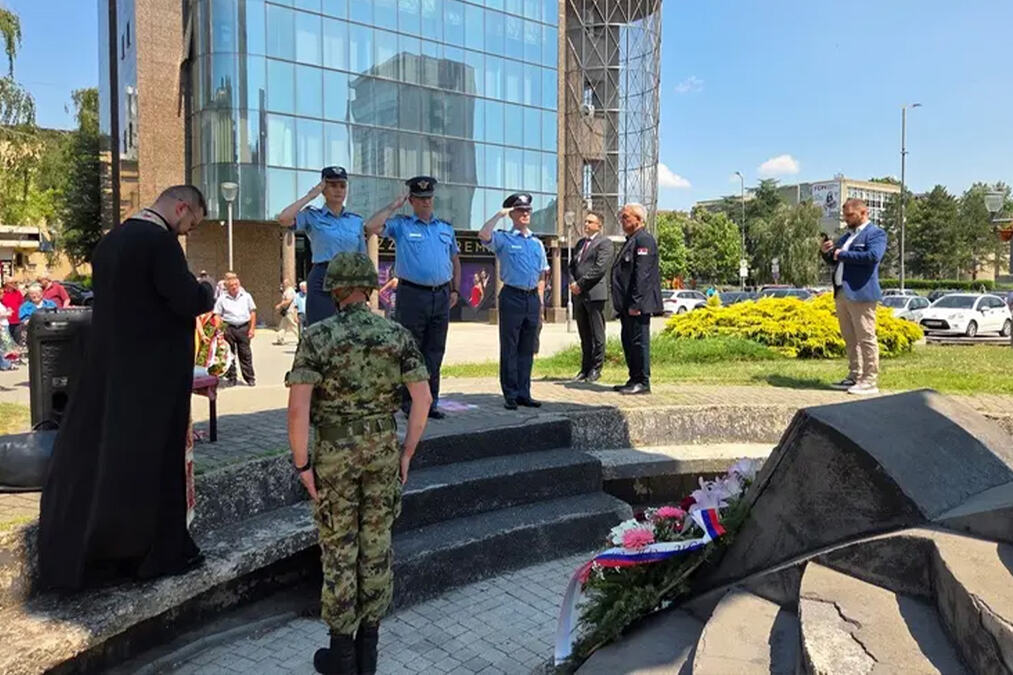 VIDOVDAN OBELEŽEN U KRAGUJEVCU: Položeni venci i odata počast stradalim junacima za slobodu Srbije (FOTO)