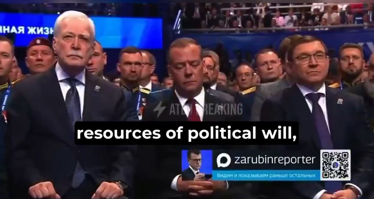 HIT  SNIMAK IZ KREMLJA! Pogledajte šta radi Medvedev u publici dok Putin drži govor (VIDEO)