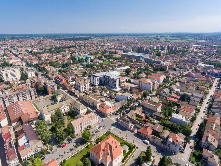 MLADIĆ SEO NA MOTOR I JEDNIM GESTOM ODUŠEVIO ŠAPČANKE! Reakcije prolaznica oduševile region, svi pričaju o ovom neviđenom džentlemenu! (FOTO)