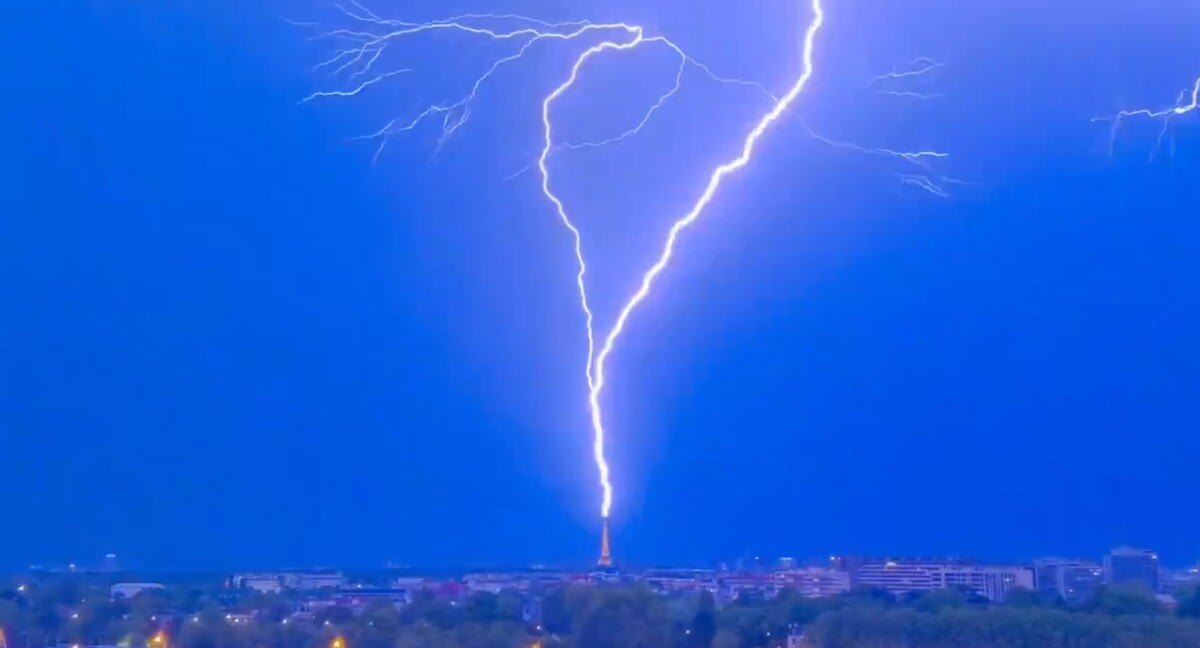 MUNJA POGODILA AJFELOV TORANJ, KAMERA SNIMILA NEVEROVATAN PRIZOR: Snažna oluja pogodila Pariz, duvao vetar preko 100 kilometara na sat (VIDEO)