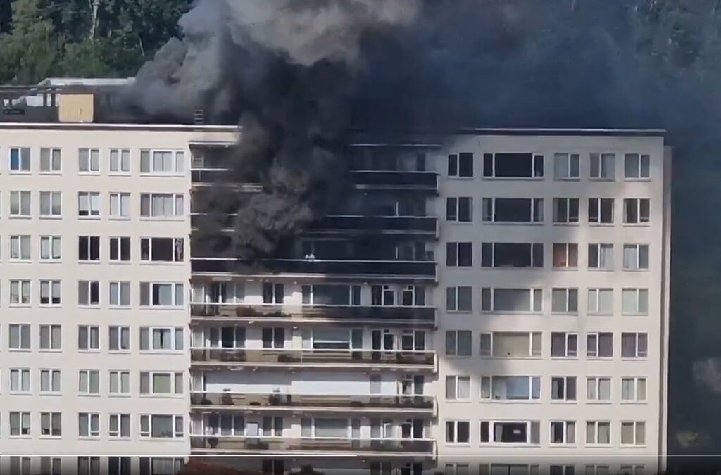 POŽAR U BELGIJI: Plamen izbio u zgradi u kojoj živi stotine ljudi, ima mrtvih! (VIDEO, FOTO)