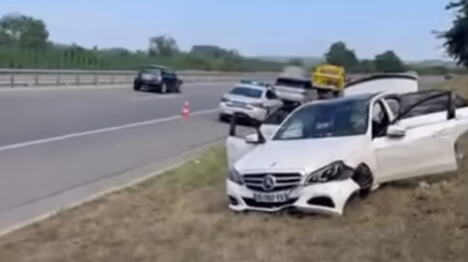 TEŠKA SAOBRAĆAJKA NA AUTO-PUTU KOD KOLARA: Četvoro povređeno, među kojima i DVOJE DECE - "mercedes" uništen (VIDEO)
