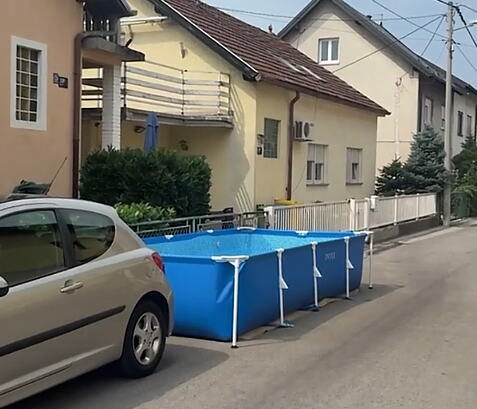 BAKA NAPUNILA BAZEN NASRED ULICE IZMEĐU AUTOMOBILA! Nesvakidašnja scena postala viralna preko noći, a onda su joj ONI zakucali na vrata: "Nisam imala gde..."