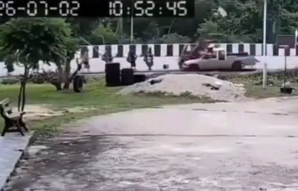 (UZNEMIRUJUĆE) UŽAS NA TAJLANDU: Dečak (11) kamionom uleteo u grupu budističkih vernika, najmanje devet mrtvih! (VIDEO)