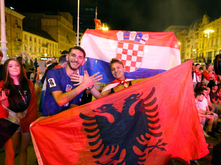 ZAGREB NOĆAS - ORIO SE TOMPSON, GRLILI SE ALBANSKIM ZASTAVAMA: A, onda su svi zajedno pošli doma u suzama...