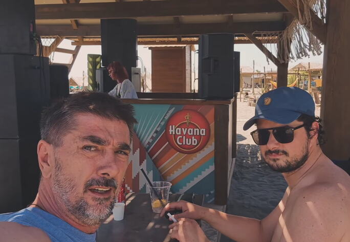 Vojin Ćetković sa poznatim kolegom uživa na Adi Bojani: Sklonili se u hlad dok sunce prži (FOTO)
