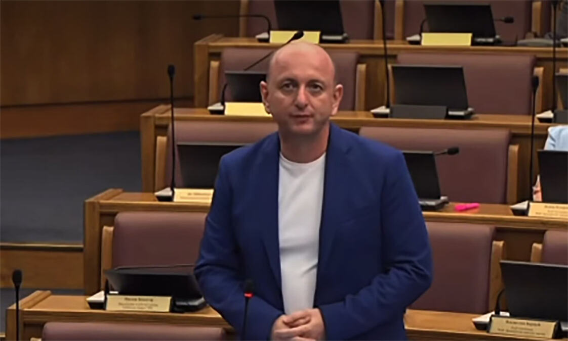 "POKUŠAJ OŽIVLJAVANJA POLITIČKOG ZOMBIJA RANKA KRIVOKAPIĆA" Knežević iz Skupštine CG: Ovo nisu ustavne promene, nego vudu vradžbine (VIDEO)