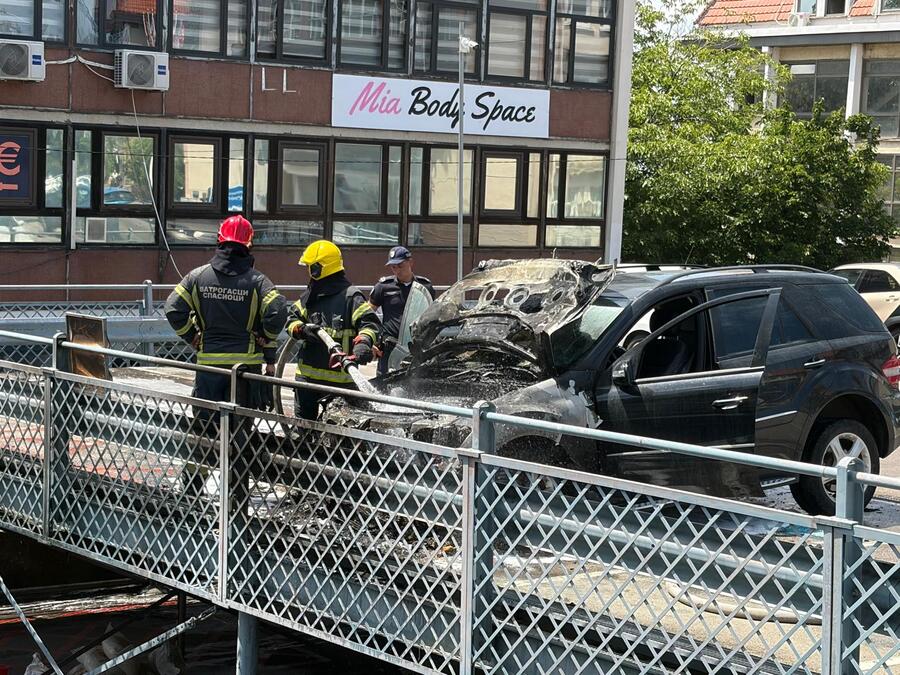 ZAPALIO SE "MERCEDES" NA BANOVOM BRDU! Požar izbio na gornjem nivou garaže, vatrogasci sprečili katastrofu! (foto)