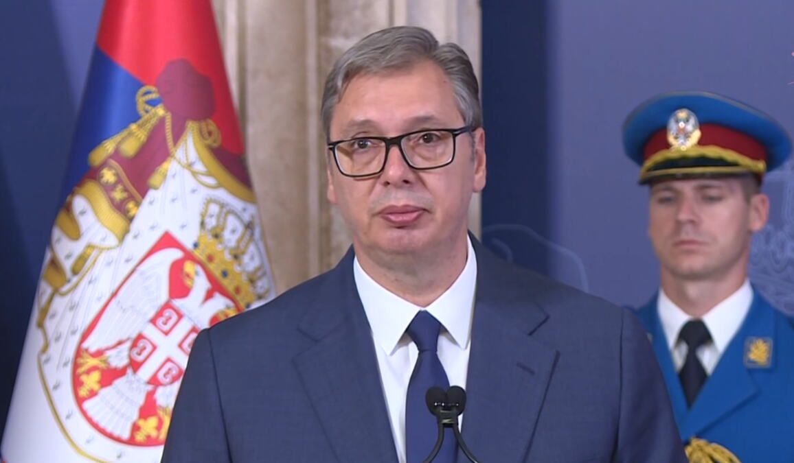 UŽIVO "ŠTA GOD DA KAŽETE U OVOM TRENUTKU, SVE JE VIŠAK I SVE JE NEDOVOLJNO" Vučić uručuje orden porodici posthumno odlikovanog podoficira vojske Srbije (FOTO)