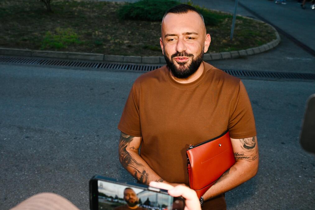 Otac sa decom koju je majka ostavila došao na nastup Emira Brunčevića, pa ronio suze dok mu je pevao ovu pesmu: Snimak će vas naježiti (VIDEO)