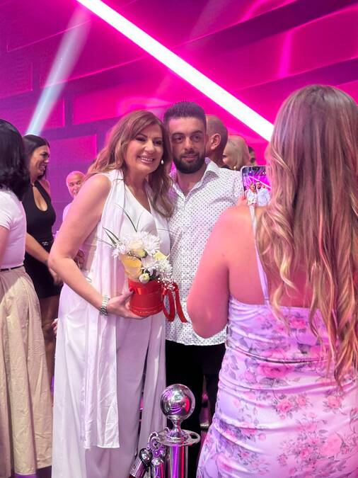 FANOVI IZNENADILI VIKI MILJKOVIĆ: Evo kakav poklon ju je sačekao na finalu "Pinkovih zvezda"