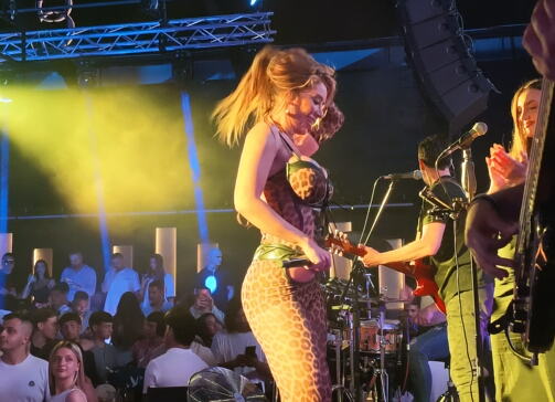 TRESLA SE GRČKA: Tea Tairović u nikad izazovnijem izdanju održala koncert u prepunom klubu, pa zapevala na njihovom jeziku (FOTO)