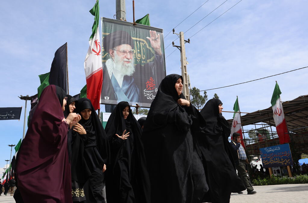 POLITIČKA ELITA STIŽE U IRAN, ZAPADU ZATVORENA VRATA: Putinov čovek, talibani i delegacije iz 30 zemalja na istorijskoj sahrani Alija Hamneija (FOTO/VIDEO)