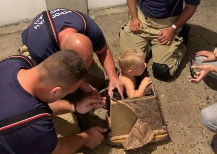 DEČAČIĆ SE ZAGLAVIO U TABUREU: Neobična intervencija vatrogasaca u Prijedoru (FOTO)
