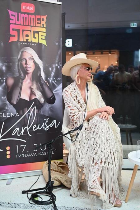 KARLEUŠA IZAZVALA OPSADNO STANJE U BANJALUCI! Pop zvezda stigla u RS, opkoljena hiljadama ljudi (FOTO/VIDEO)