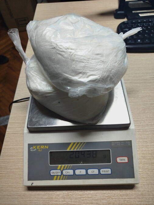 TINEJDŽER U RANCU NOSIO SKORO TRI KILOGRAMA DROGE: Policija mu u rancu pronašla amfetamin, odmah uhapšen! 