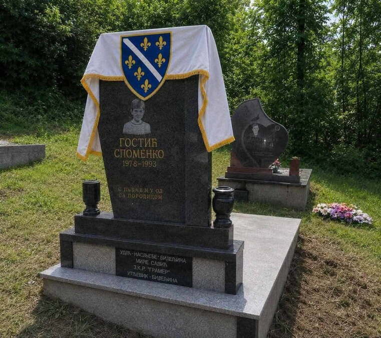 Sraman i morbidan pokušaj provokacije: AI tehnologijom oskrnavili spomenik srpskog dečaka i heroja Spomenka Gostića! FOTO