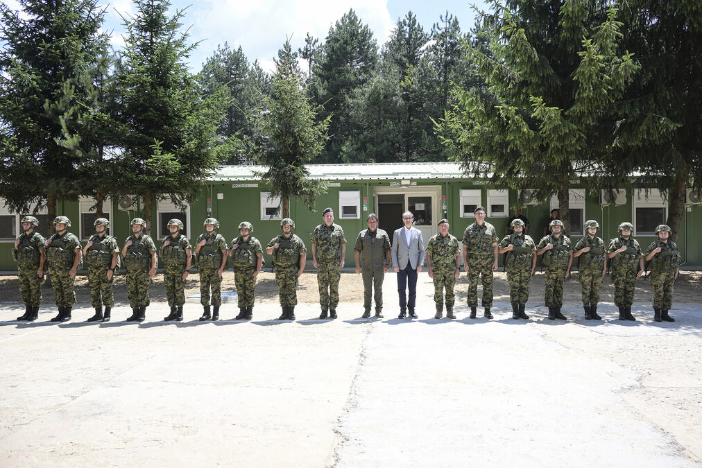 Premijer i ministar odbrane u Kopnenoj zoni bezbednosti: Obilazak pripadnika Vojske Srbije (FOTO)