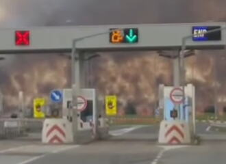 ŠTA SE OVO DEŠAVA KOD INĐIJE? Zastrašujuć prizor usled velikog požara: Ljudi u neverici gledaju, NEBO KAO DA JE SMAK SVETA! Dim stigao do naplatne rampe (VIDEO)