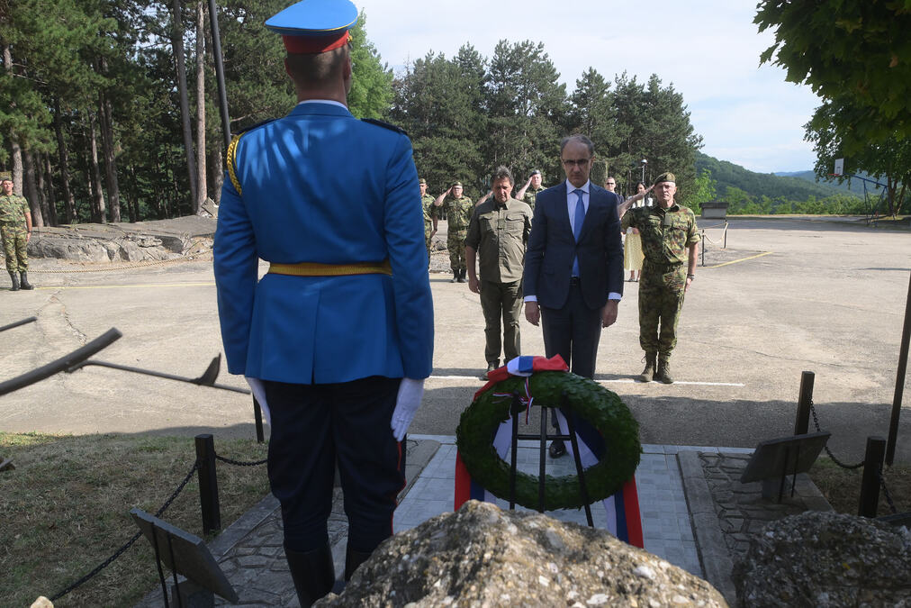 Sećanje na heroje u Kuršumliji: Položen venac na spomenik stradalim pripadnicima vojske tokom NATO agresije (FOTO)