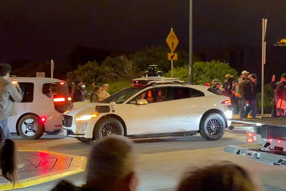Preko hiljadu vozača satima zarobljeno u kolonama: Waymo robotaksi izazvao kolaps! (VIDEO)