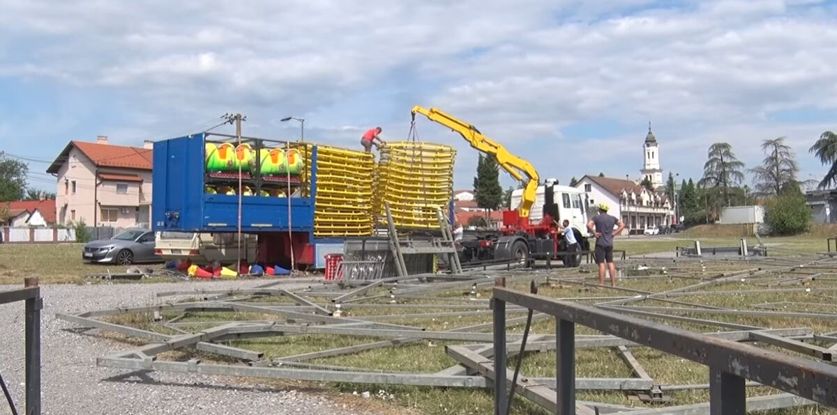 VAŠARDŽIJE RADE PUNOM PAROM DA SVE BUDE SPREMNO ZA PETROVDAN! Dva dana zabave u Obrenovcu, prvi stigao luna park: Ja sam lično 4. generacija u ovom poslu VIDEO