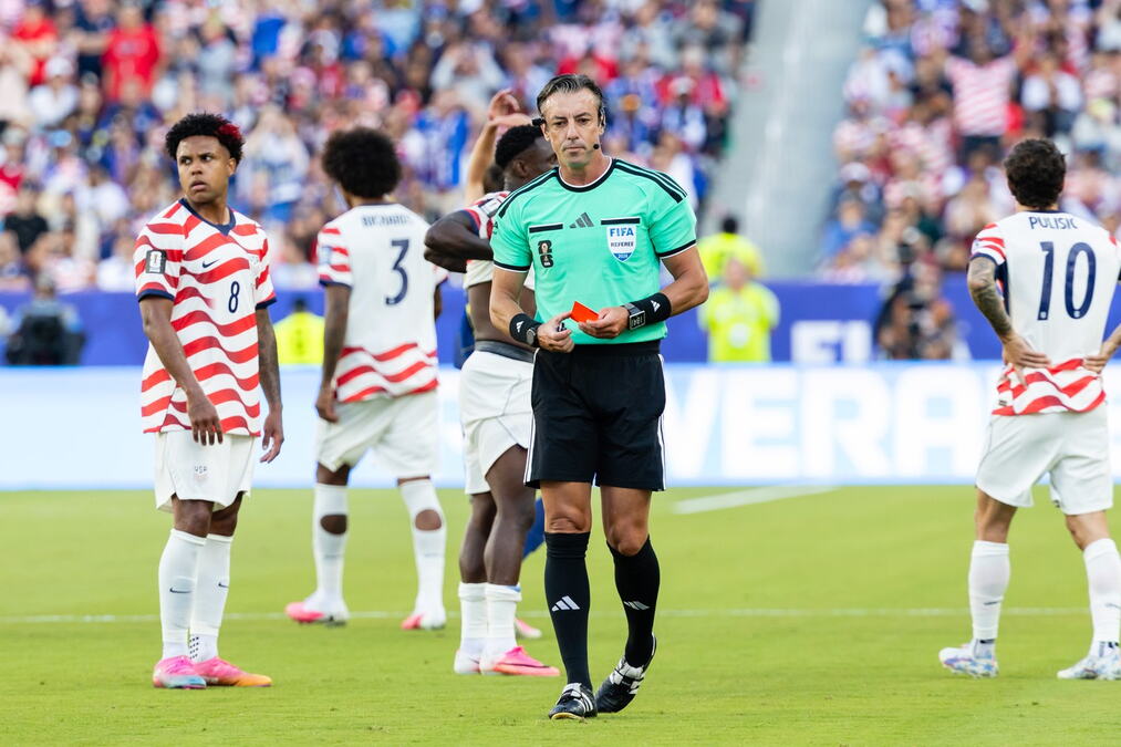 TRAMP NAPAO SUDIJU KOJI JE ISKLJUČIO FUDBALERA AMERIKE, FIFA UZVRATILA BRUTALNIM SAOPŠTENJEM! Reči koje odjekuju: "Tokom svoje karijere, on je..."