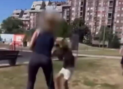 "Udarila sam mu dve pljuske preko kacige, kao dva šamarčića"! Oglasila se žena koja je tukla dete u parku u Šapcu- snimak uznemirio Srbiju, a evo kako se pravda