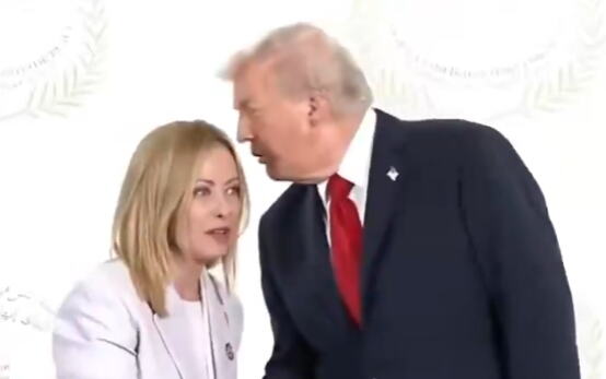 POGLED KOJI JE ZAPALIO NATO SAMIT! Tramp joj pružio ruku, a reakcija Đorđe Meloni obišla svet: Pogledajte prvi susret lidera nakon žestoke svađe!  (VIDEO)