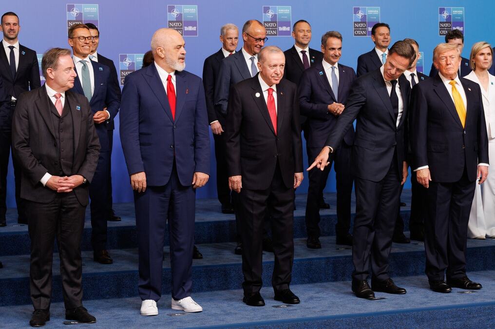 RAMA META ISMEVANJA NA SAMITU NATO, RUTE POKAZAO TRAMPU BELE PATIKE! Snimljena reakcija predsednika Amerike kada je video šta je obuo premijer Albanije (VIDEO)