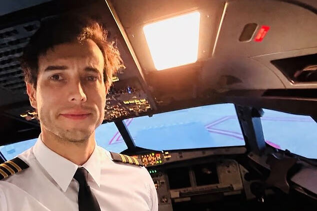 PILOT SE UBIO USRED LETA! Jeziva scena u vazduhu - Otvorio vrata i skočio, učenici rekao: "Znaš šta treba da radiš, samo napred!" (FOTO)