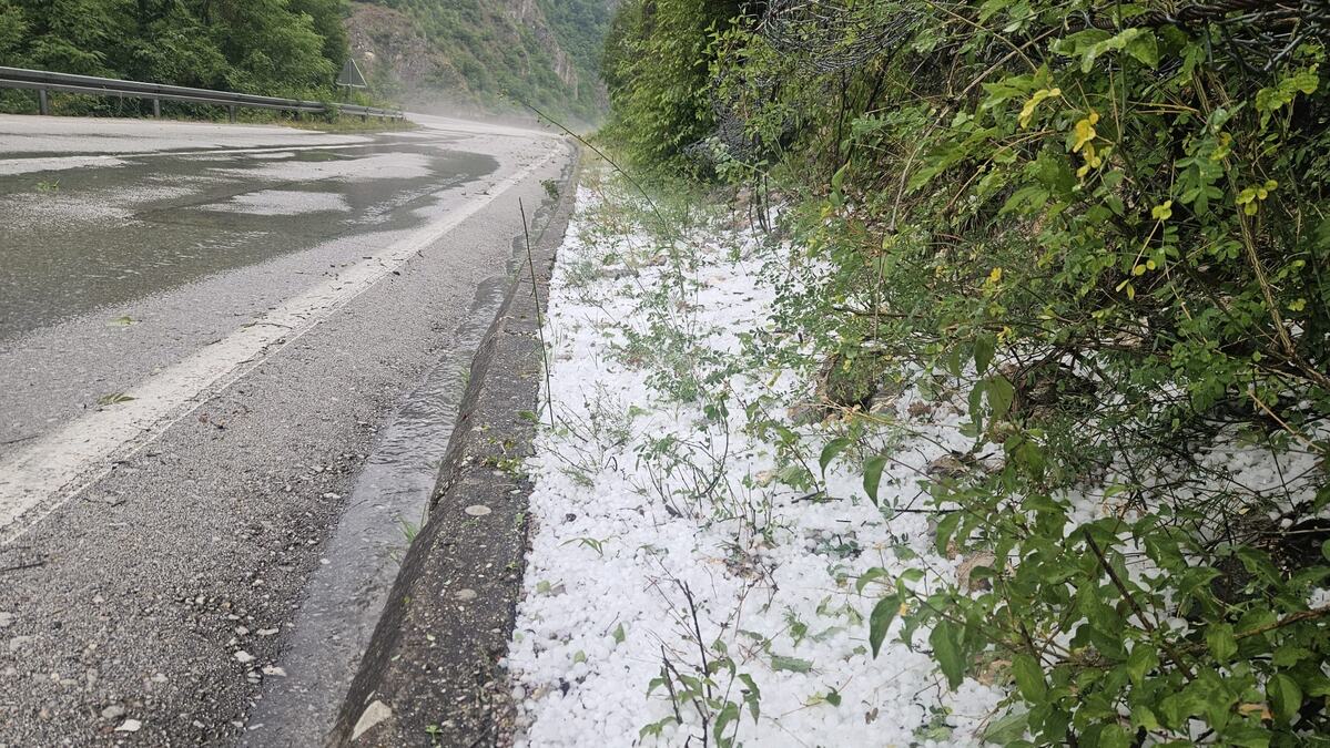 TUKAO JE JAKO, LOPATOM SMO SKUPLJALI LED IZ DVORIŠTA" Sve obelelo za par minuta, silan grad se sručio na sela kod Priboja (FOTO)