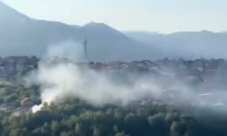 POŽAR U SARAJEVU: Vatrogasci celu noć gasili buktinju, komšije se guše u otrovnom dimu, a vlasnik divlje deponije sve bahato posmatrao sa prozora! (VIDEO)