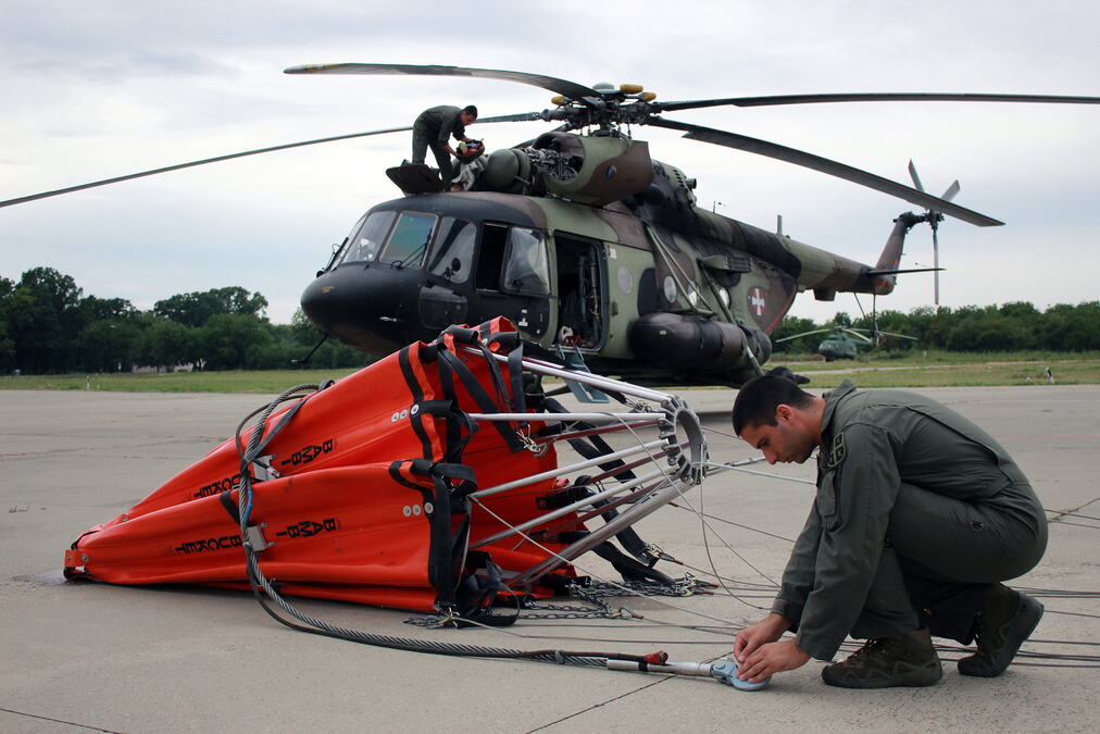 Vojska Srbije uvežbava gašenje požara iz helikoptera: Piloti Mi-17 i H-145 na obuci za vanredne situacije (FOTO)