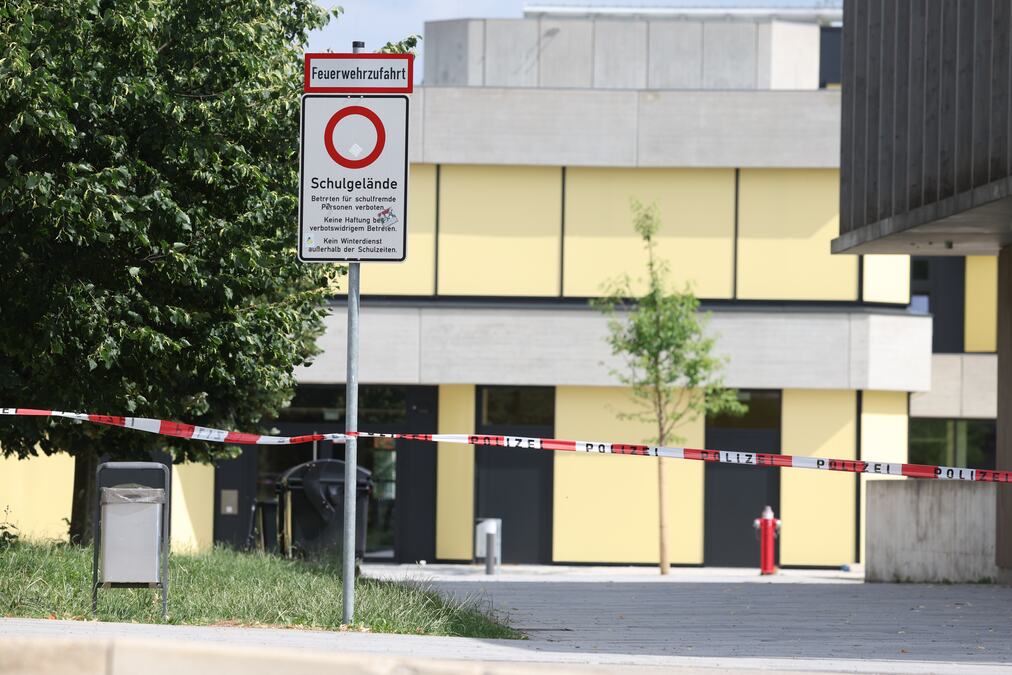PIŠTOLJ MU ZAKOČIO PA KRENUO U KRVAVI POHOD NOŽEM! Bivši đak uleteo u školu, izbo dve devojčice: "Reč je o hrvatskom državljaninu (16)..."