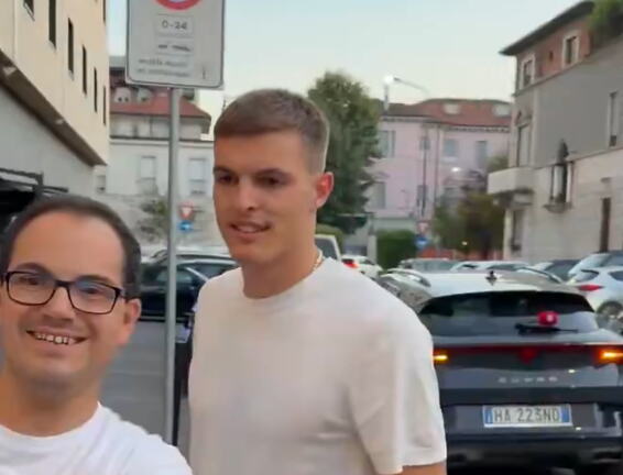 PARTIZANOV BISER STIGAO U MILANO! Odmah naleteo na navijače, ne skida osmeh sa lica!