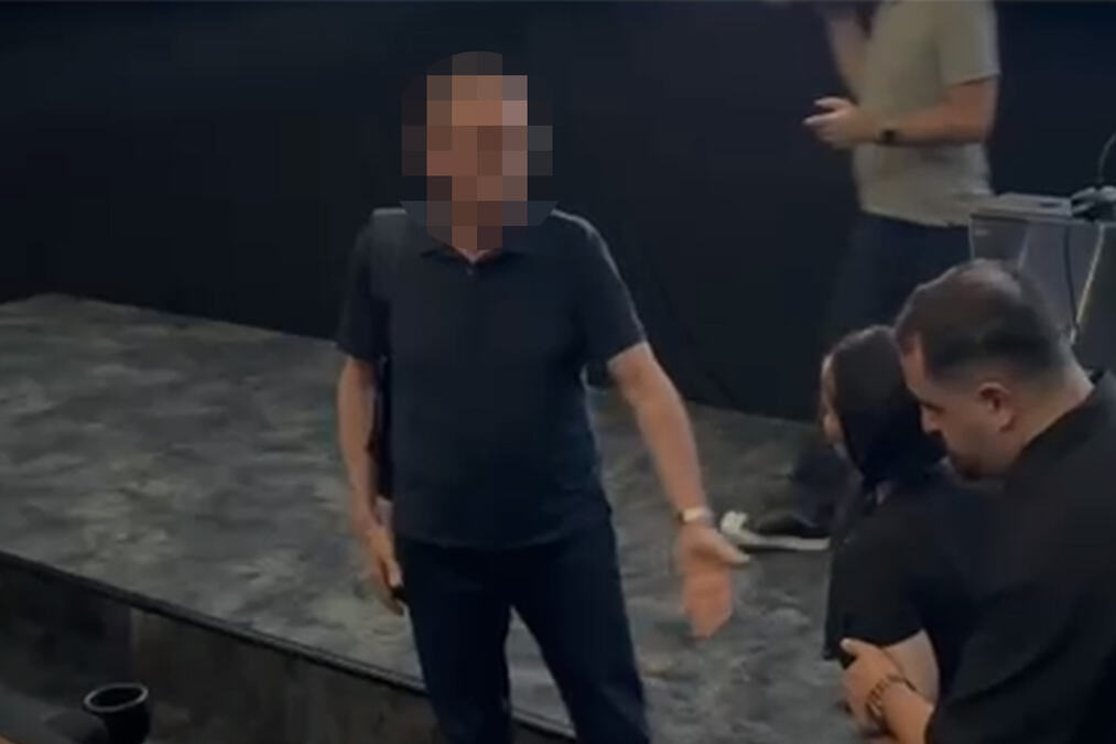 MALA CANA NAPALA ČOVEKA IZ SEMUS-a ZBOG FOTOGRAFIJE SA PORODICOM Supruga pevača napravila haos na komemoraciji