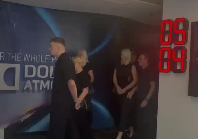 OVO SU DECA ANDRIJE BAJIĆA: Ćerke pokojnog pevača ušle u salu, sinovi se ne odvajaju od njih (VIDEO)