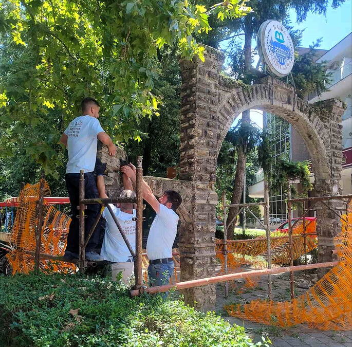 POČELO SKLANJANJE PARKOVSKE KAPIJE: U Banji Koviljači biće postavljena nova na ulazu u park
