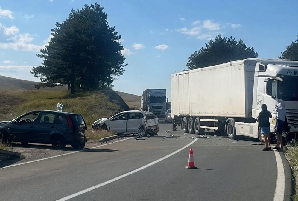 TEŽAK UDES NA PUTU ZA ZLATIBOR: Sudarili se dva automobila i kamion - na putu totalni zastoj