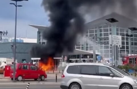 DRAMA NA AERODROMU NIKOLA TESLA: Izbio požar na automobilu, vatrogasci gase vatru (VIDEO)