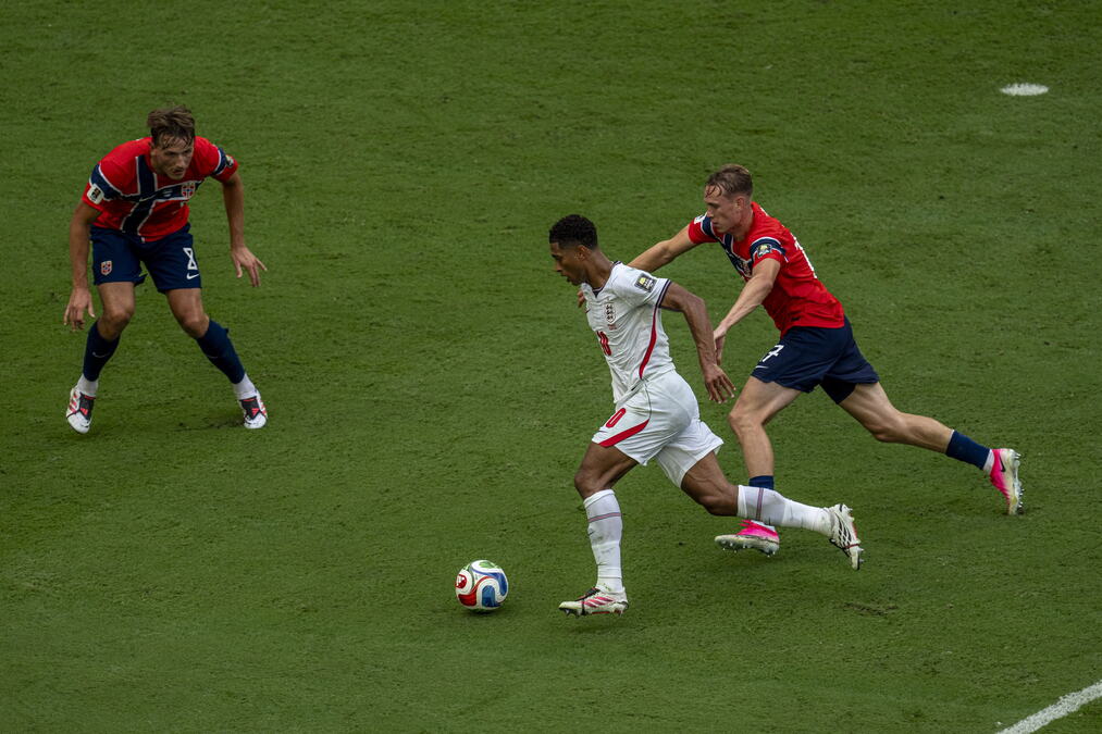 NORVEŠKA JE DRAKONSKI POKRADENA! Najbizarniji gol u istoriji Mundijala: Pogodak Engleza je morao da bude poništen! Evo i zašto