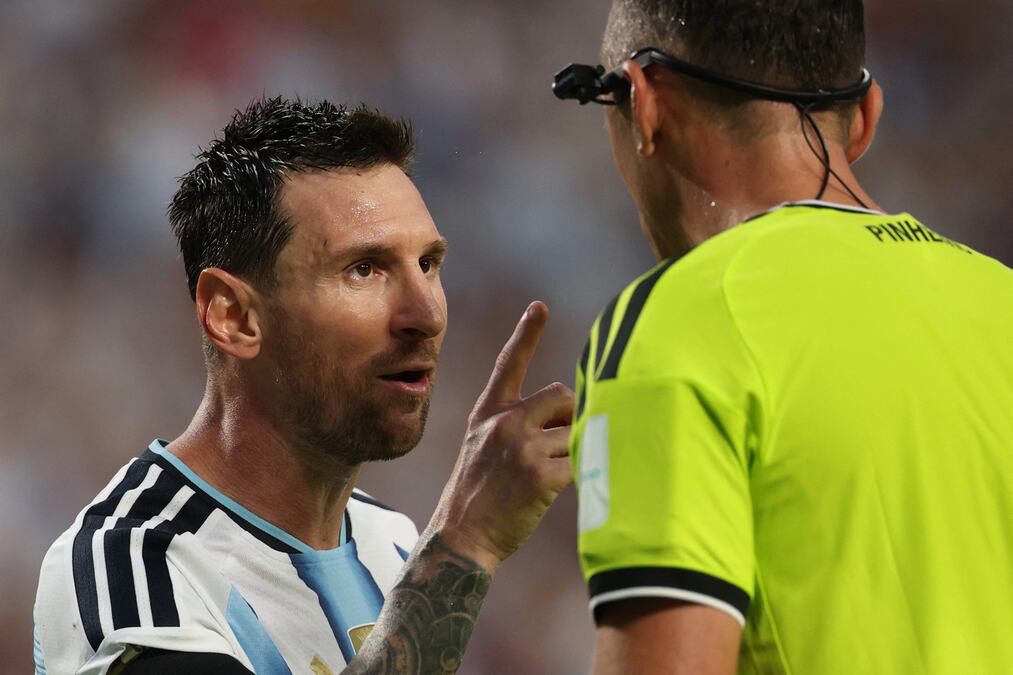 LIONEL MESI U ŽESTOKOJ RASPRAVI SA SUDIJOM! Argentinac poludeo, pa OČITAO LEKCIJU arbitru: Otkriveno šta mu je sve rekao!