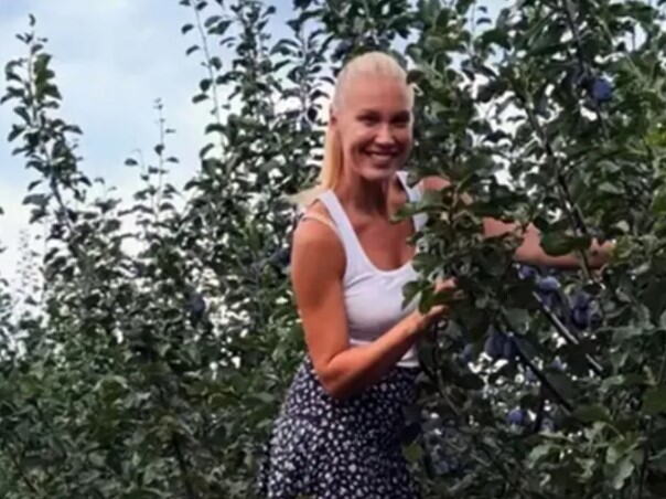 KAD NIJE U STUDIJU, ONDA JE NA DRVETU: Voditeljka bere šljive, pa sve objavila javno
