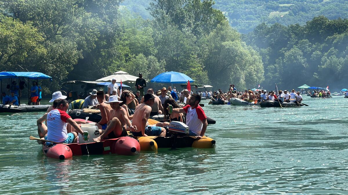 DRINA NIKAD PUNIJA! Hiljade ljudi na čamcima i splavovima zaplovilo najlepšim delom reke, spektakl kod Ljubovije oduševio sve (FOTO)