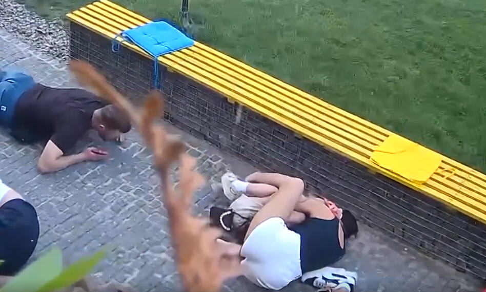(UZNEMIRUJUĆI VIDEO) MAJKA SKOČILA DA SVOJIM TELOM ZAŠTITI DETE TOKOM EKSPLOZIJE! Zastrašujući snimak ruskog napada na grad Sumi! IMA MRTVIH!